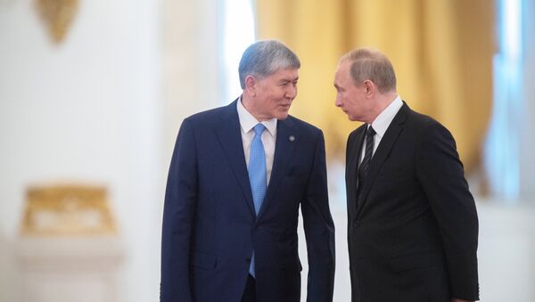 Президент Кыргызстана Алмазбек Атамбаев во время встречи с главой РФ Владимиром Путиным. Архивное фото - Sputnik Кыргызстан