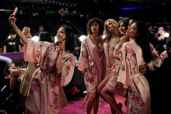 Шанхайда өткөн Victoria's Secret шоу-көргөзмөсүнө даярданып жаткан кыздар - Sputnik Кыргызстан