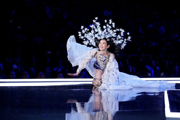 Показ новой коллекции Victoria's Secret в Шанхае - Sputnik Кыргызстан