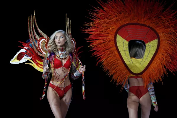 Показ новой коллекции Victoria's Secret в Шанхае Показ новой коллекции Victoria's Secret в Шанхае - Sputnik Кыргызстан