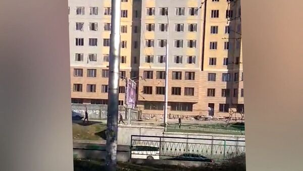 Строители в Бишкеке выбрасывают из окон 8-го этажа мешки с мусором — видео - Sputnik Кыргызстан