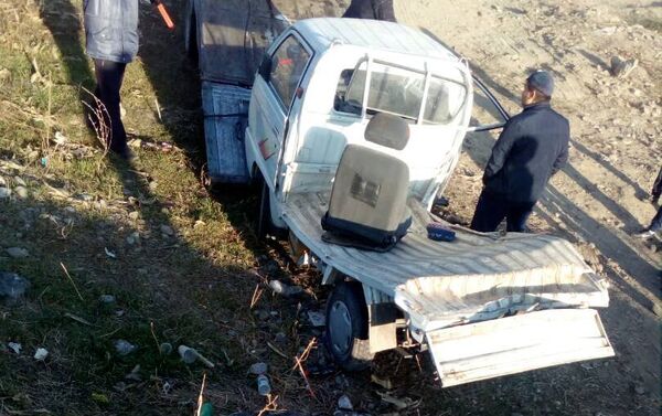 Авария случилась днем 22 ноября на 15-м километре трассы Ош — Кара-Суу. - Sputnik Кыргызстан