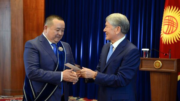 Президент Кыргызстана Алмазбек Атамбаев во время вручения ордена Манас III степени своему советнику Икрамжану Илмиянову - Sputnik Кыргызстан