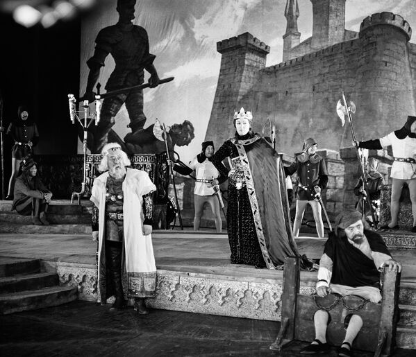 В образе короля Лира на сцене театра - Sputnik Кыргызстан