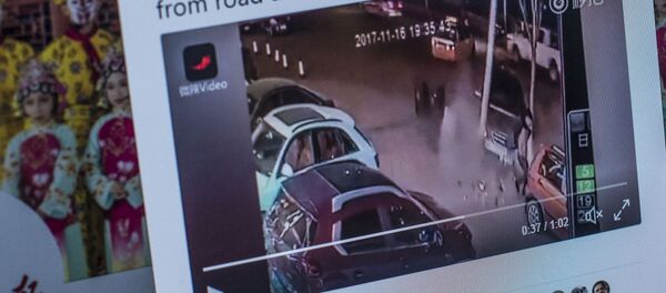 Фонарный столб падает в сторону прохожего в Китае. Фото с Twitter-страницы китайское издания People's Daily, China Фонарный столб падает в сторону прохожего в Китае. Фото с Twitter-страницы китайское издания People's Daily, China - Sputnik Кыргызстан