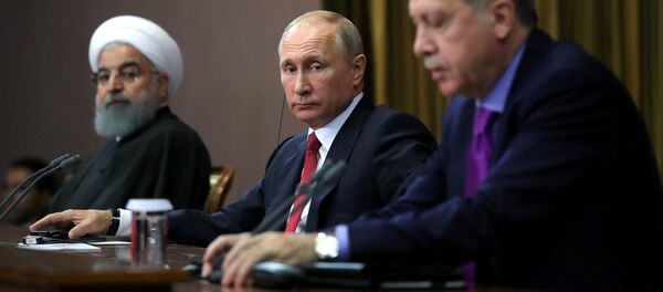Президент РФ Владимир Путин, президент Ирана Хасан Рухани (слева) и президент Турции Реджеп Тайип Эрдоган (справа) во время встречи в Сочи - Sputnik Кыргызстан