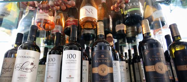 Алкогольная продукция на прилавке магазина. Архивное фото - Sputnik Кыргызстан