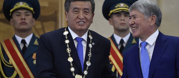 Экс-президент Алмазбек Атамбаев КР с действующим главой государства Сооронбаем Жээнбековым. Архивное фото - Sputnik Кыргызстан