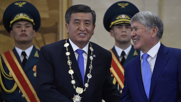 Экс-президент Алмазбек Атамбаев КР с действующим главой государства Сооронбаем Жээнбековым. Архивное фото - Sputnik Кыргызстан