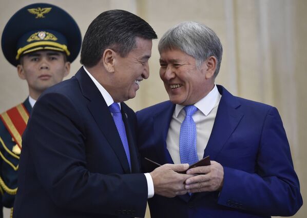 Жаңы президент Сооронбай Жээнбеков менен экс-ажо Алмазбек Атамбаев - Sputnik Кыргызстан