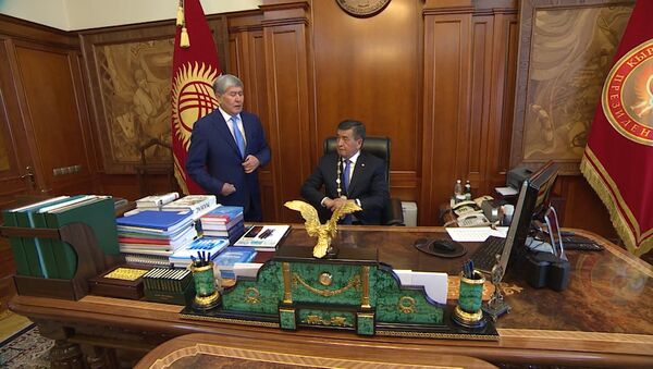 Первые минуты Сооронбая Жээнбекова в кабинете президента — видео - Sputnik Кыргызстан
