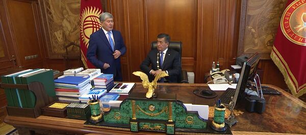 Первые минуты Сооронбая Жээнбекова в кабинете президента — видео - Sputnik Кыргызстан
