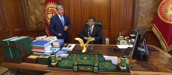 Сооронбай Жээнбековдун иш бөлмөсүндөгү алгачкы мүнөттөрү - Sputnik Кыргызстан