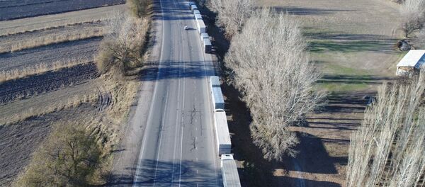 Пролетая над 500 фурами — видео очереди на границе с Казахстаном - Sputnik Кыргызстан