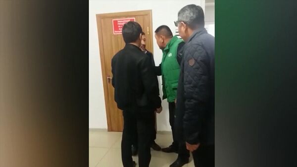 Сотрудник ГРС и автолюбитель крыли друг друга матом — видео инцидента - Sputnik Кыргызстан