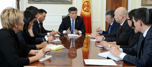 Президент Сооронбай Жээнбеков аппарат жетекчилиги менен кеңешме өткөргөнүн өлкө башчынын маалымат кызматы билдирди - Sputnik Кыргызстан
