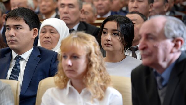 Президент Сооронбай Жээнбековдун кызы менен күйөө баласы инаугурация аземинде - Sputnik Кыргызстан