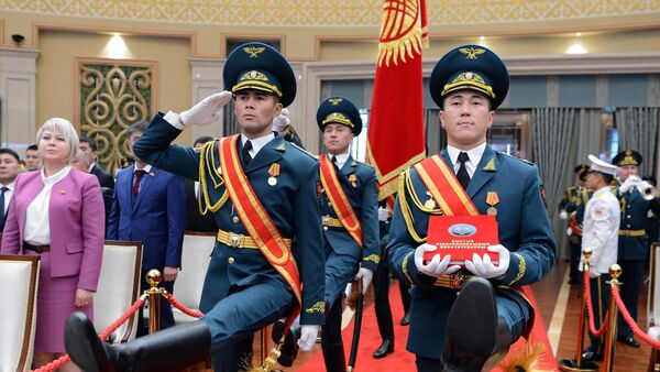 Кыргызстандын желегин жана конституциясын көтөрүп бараткан жоокерлер - Sputnik Кыргызстан