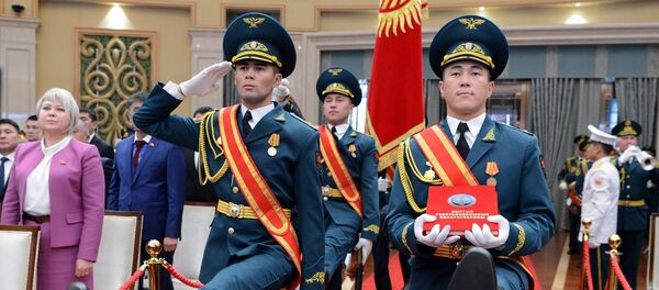 Гвардейцы выносят флаг и Конституцию на церемонии инаугурации. Архивное фото - Sputnik Кыргызстан