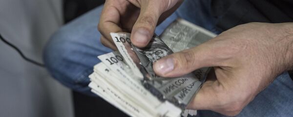 Мужчина считает деньги. Архивное фото - Sputnik Кыргызстан