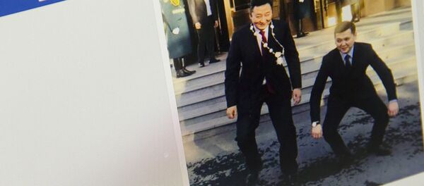 КР президентинин төш белгисин мойнуна тагып алып сүрөткө түшкөн киши - Sputnik Кыргызстан