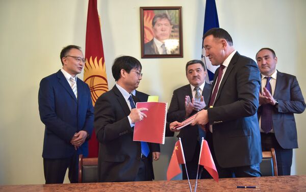 Он подписан в соответствии с соглашениями о технико-экономическом сотрудничестве правительств Кыргызстана и Китая, подписанными 17 июля 2014 года и 26 марта 2015-го. - Sputnik Кыргызстан