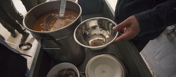 Тамак салып жаткан абак кызматкери. Архив - Sputnik Кыргызстан