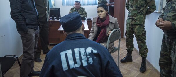 Журналист Sputnik Кыргызстан Асель Минбаева во время интервью с заключенным в исправительной колонии №19 - Sputnik Кыргызстан