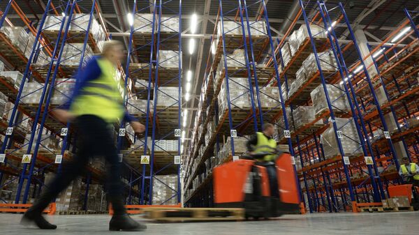 Сотрудники склада во время работы. Архивное фото - Sputnik Кыргызстан