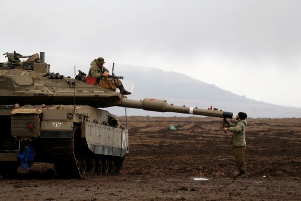 Сириянын чек арасына жакын Голанск дөбөсүндөгү Израилдин танкы - Sputnik Кыргызстан
