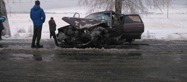 Лобовое столкновение двух автомобилей в районе села Оргочор Лобовое столкновение двух автомобилей в районе села Оргочор - Sputnik Кыргызстан