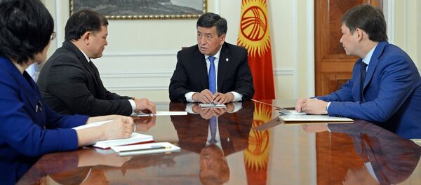 Встеча президента КР Сооронбя Жээнбекова с премьер-министром Сапаром Исаковым - Sputnik Кыргызстан