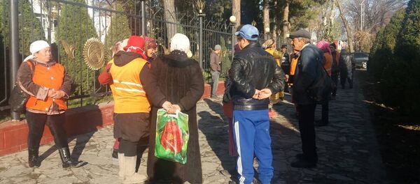 Жалал-Абад шаарынын Көрктөндүрүү жана жашылдандыруу департаментинин жумушчулары нааразычылык акциясына чыгышты - Sputnik Кыргызстан