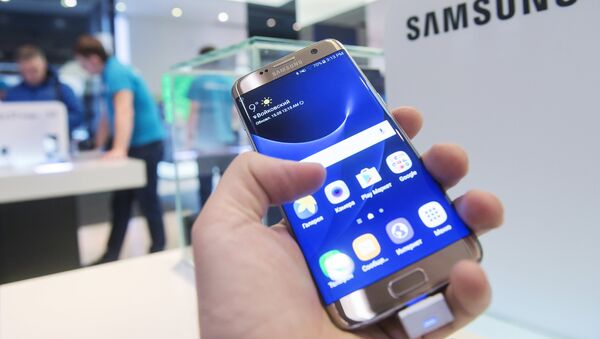 Покупатель тестирует телефон в фирменном магазине Samsung. Архивное фото - Sputnik Кыргызстан