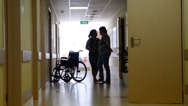 Инвалидная коляска коридоре больницы. Архивное фото - Sputnik Кыргызстан
