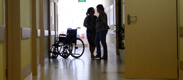 Инвалидная коляска коридоре больницы. Архивное фото - Sputnik Кыргызстан