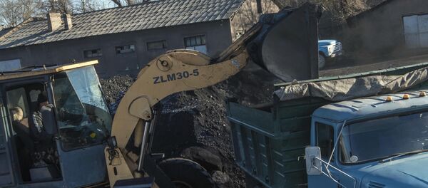 Раздача угля малоимущим семьям Бишкеке - Sputnik Кыргызстан