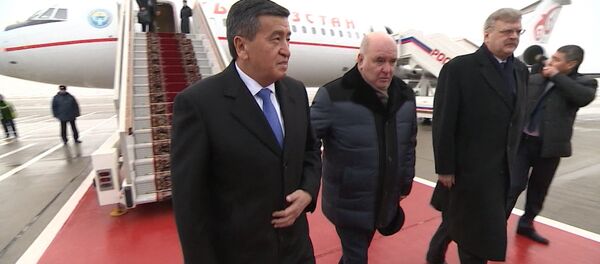 Первый зарубежный визит — видео прибытия Жээнбекова в Москву - Sputnik Кыргызстан