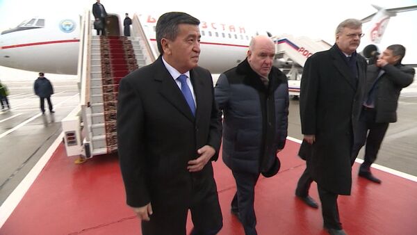 Первый зарубежный визит — видео прибытия Жээнбекова в Москву - Sputnik Кыргызстан