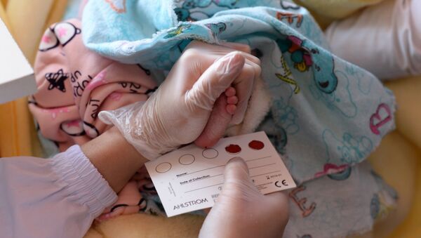 Медсестра берет кровь у ребенка на анализ. Архивное фото - Sputnik Кыргызстан