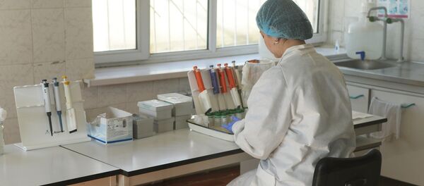 Медсестра проводит анализ крови на ВИЧ. Архивное фото Медсестра проводит анализ крови на ВИЧ. Архивное фото - Sputnik Кыргызстан