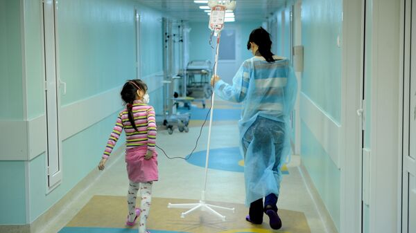 Женщина с дочерью в онкологическом отделении клинической больницы. Архивное фото - Sputnik Кыргызстан