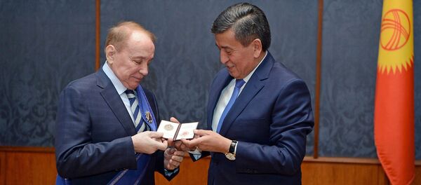 Вручение главе Международного союза КВН Александру Маслякову ордена Достук - Sputnik Кыргызстан