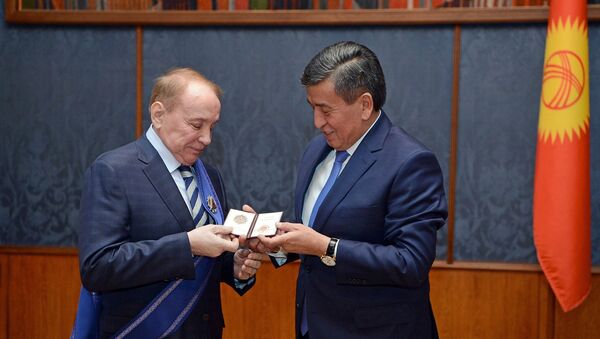 Вручение главе Международного союза КВН Александру Маслякову ордена Достук - Sputnik Кыргызстан