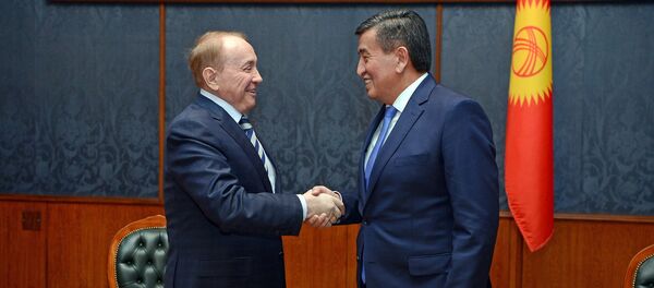 Вручение главе Международного союза КВН Александру Маслякову ордена Достук - Sputnik Кыргызстан