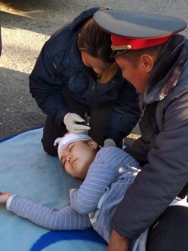 Полиция случаи. Оказание первой помощи сотрудниками полиции. Полиция оказывает первую помощь. Пострадавшие от преступлений.