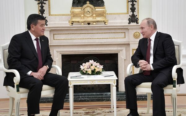 Президент Кыргызстана Сооронбай Жээнбеков и глава России Владимир Путин встретились в Кремле в узком кругу - Sputnik Кыргызстан