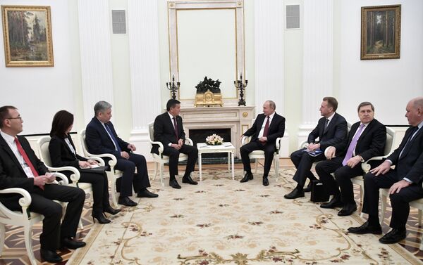 На переговорах Путин поздравил Жээнбекова со вступлением в должность. - Sputnik Кыргызстан