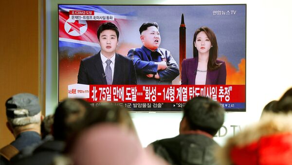 Люди смотрят новостную телепередачу, где сообщается о запуске межконтинентальной баллистической ракеты в КНДР. Сеул, Южная Корея, 29 ноября 2017 года - Sputnik Кыргызстан