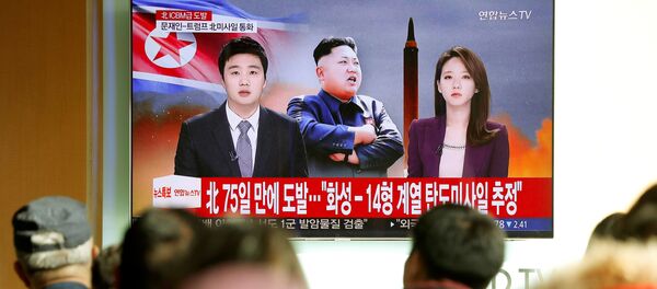 Люди смотрят новостную телепередачу, где сообщается о запуске межконтинентальной баллистической ракеты в КНДР. Сеул, Южная Корея, 29 ноября 2017 года - Sputnik Кыргызстан
